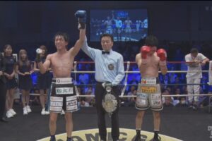 試合後の勝者コールでレフェリーに手を上げられる富施郁哉