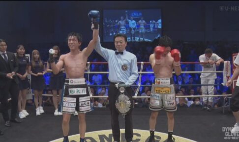 試合後の勝者コールでレフェリーに手を上げられる富施郁哉