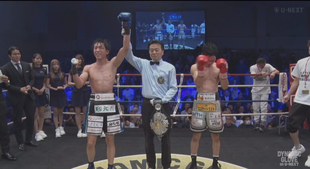 試合後の勝者コールでレフェリーに手を上げられる富施郁哉
